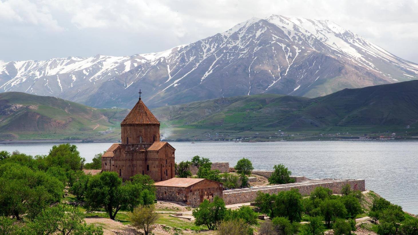Церковь на озере Севан Армения